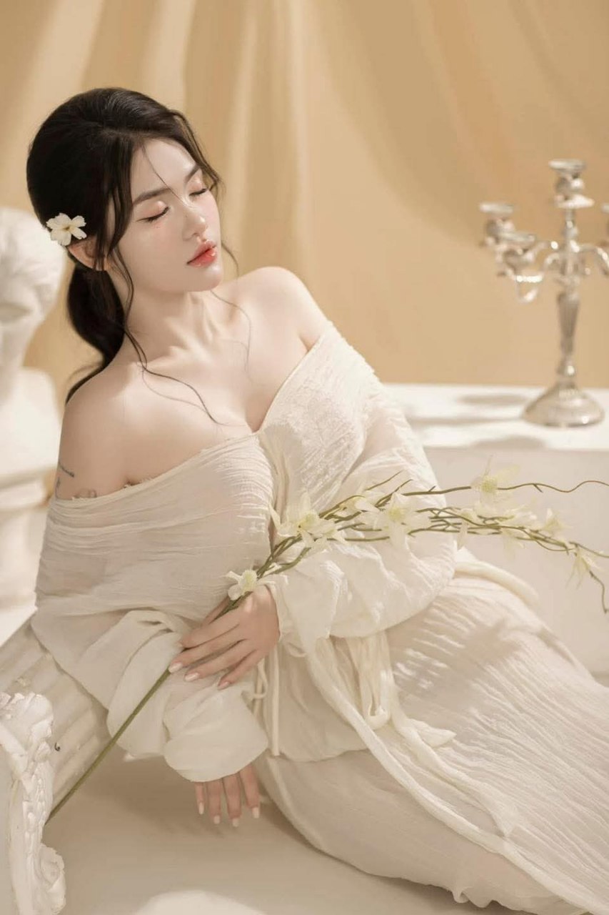 Cô chủ trọ tâm lý bú buồi cậu sinh viên năm 8